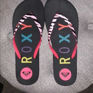Roxy black flip flops